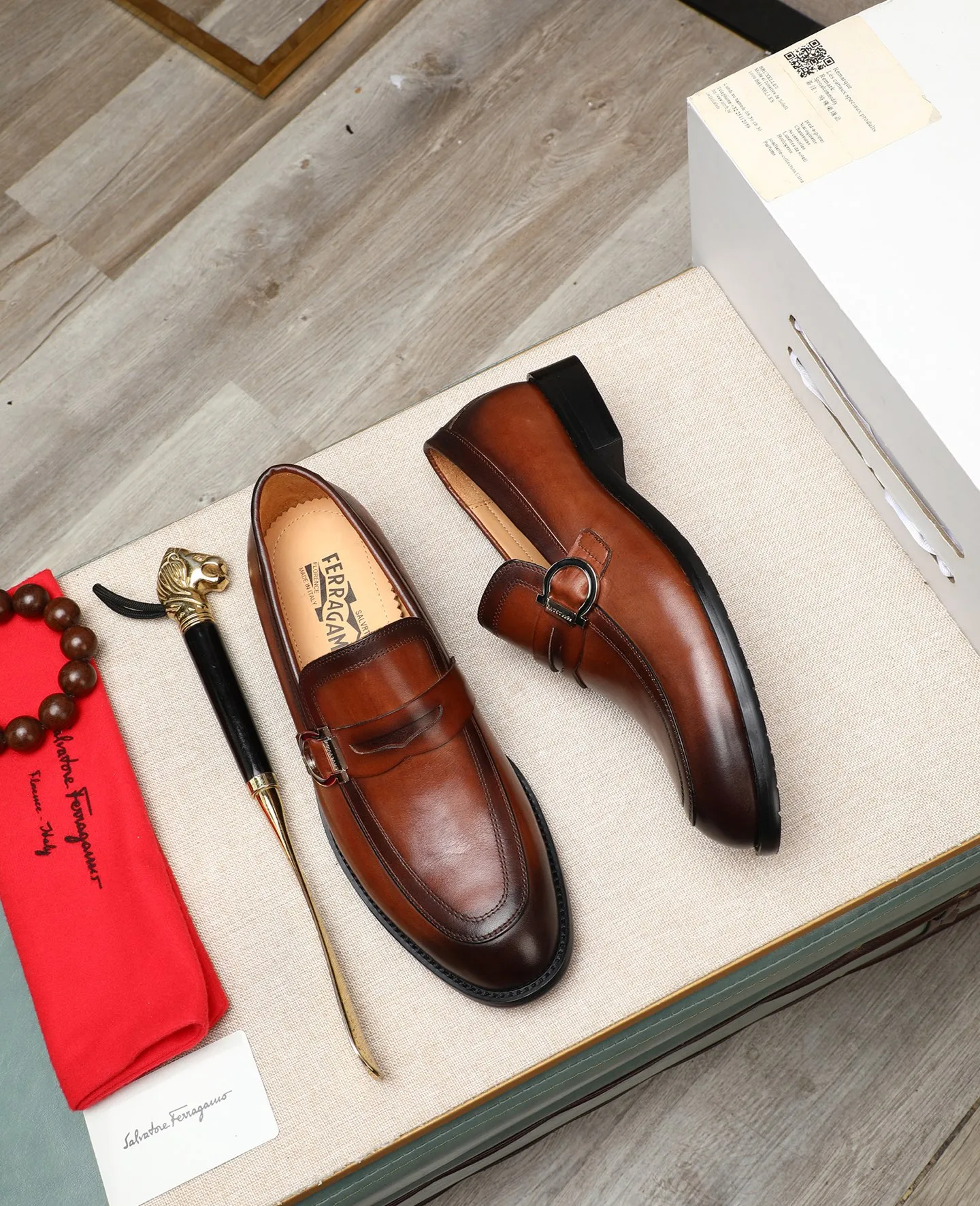 Men's shoes 💰560 📛📛(water-dyed cow lining) Salvatore Ferragamo high-end (Salvatore Ferragamo) is the world's top luxury footwear brand. It comes from the fashion kingdom of Italy. It is famous all over the world for its traditional handmade design and novel styles... 🚶🏻🚶🏻New suit shoes are available simultaneously at the counter. This model is made of pure handmade imported Italian calfskin fabric ➕soft water-dyed cowhide lining Original authentic outsole🌀🌀Size: 38➖44 (45 46 customized)